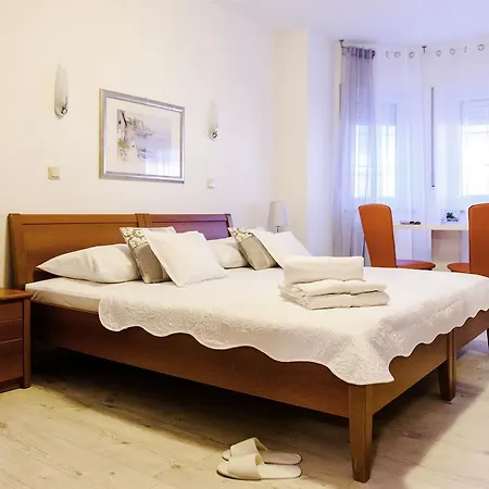 Apartment And Rooms Ana Podstrana Exterior photo