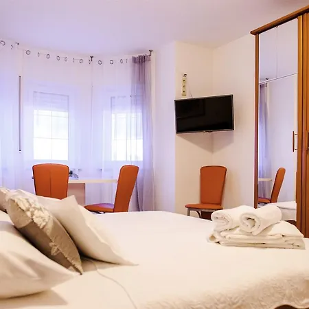 Apartment And Rooms Ana Podstrana Room photo